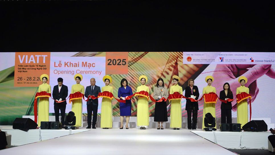 Các đại biểu cắt băng khai mạc triển lãm