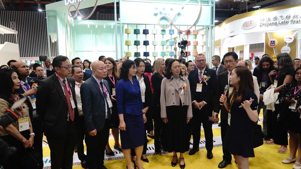 Các đại biểu tham quan các gian hàng tại triển lãm