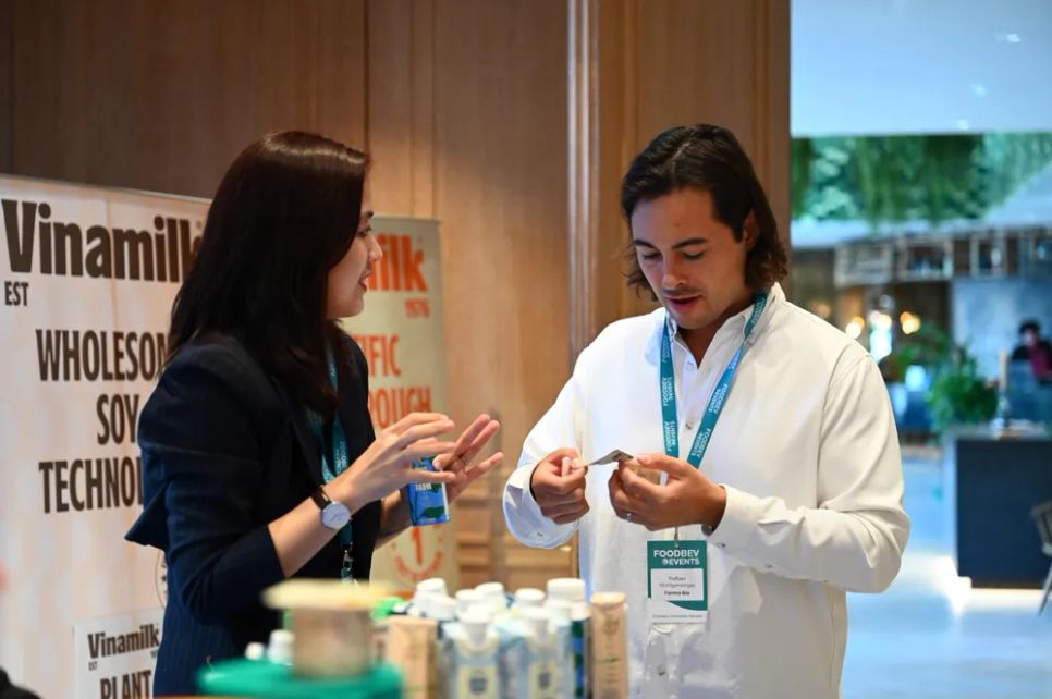 Các công nghệ mới được Vinamilk ứng dụng thu hút sự quan tâm của nhiều đơn vị, đối tác, nhà cung cấp đến từ châu Âu, Hy Lạp… Ảnh: AN MINH Các công nghệ mới được Vinamilk ứng dụng thu hút sự quan tâm của nhiều đơn vị, đối tác, nhà cung cấp đến từ châu Âu, Hy Lạp… Ảnh: AN MINH