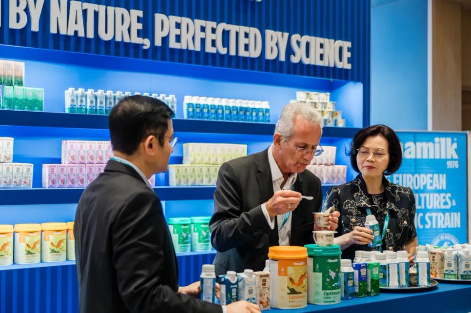 Ông Richard Hall trải nghiệm các sản phẩm sữa được Vinamilk mang đến hội nghị năm nay. Ảnh:<span style=