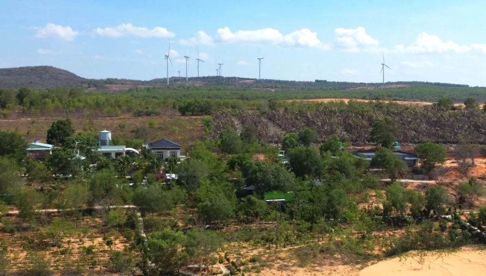 Khu vực giáp ranh thắng cảnh nổi tiếng đồi Cát Bay Mũi Né (phường Mũi Né) bị nhiều đối tượng lấn chiếm nhưng đến nay chưa được giải quyết dứt điểm. Ảnh: NGUYỄN TIẾN Khu vực giáp ranh thắng cảnh nổi tiếng đồi Cát Bay Mũi Né (phường Mũi Né) bị nhiều đối tượng lấn chiếm nhưng đến nay chưa được giải quyết dứt điểm. Ảnh: NGUYỄN TIẾN
