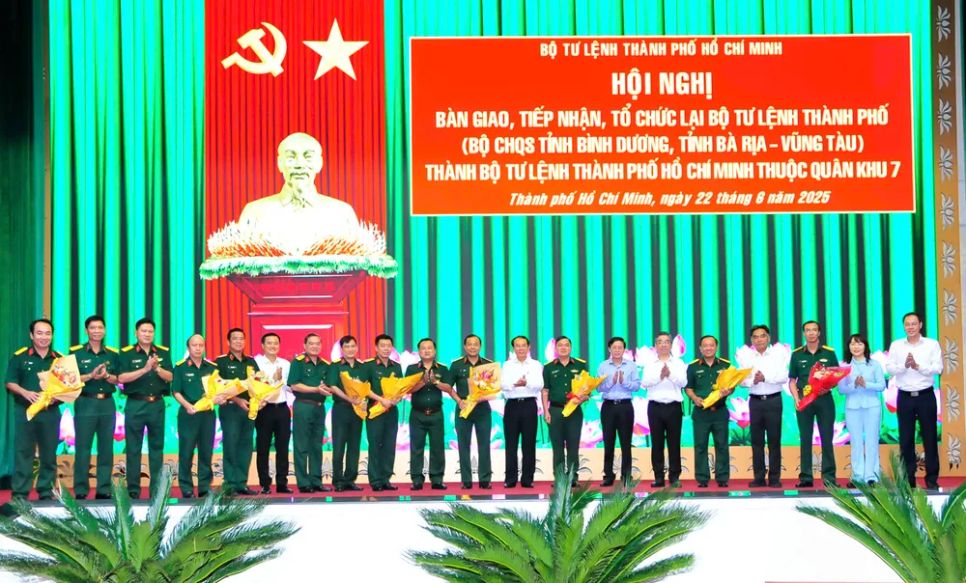 Đại biểu chụp hình lưu niệm tại hội nghị. Ảnh: HỮU TÂN Đại biểu chụp hình lưu niệm tại hội nghị. Ảnh: HỮU TÂN