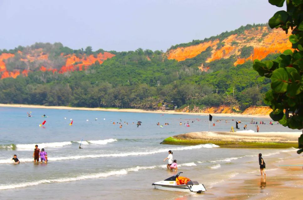Du khách tắm biển tại bãi biển Hòn Rơm, TP Phan Thiết (tỉnh Bình Thuận) Du khách tắm biển tại bãi biển Hòn Rơm, TP Phan Thiết (tỉnh Bình Thuận)