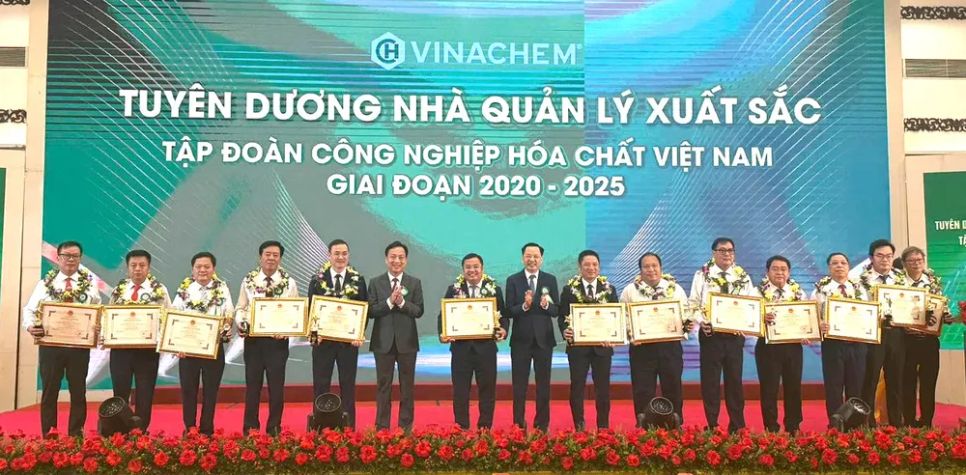 Những nhà lãnh đạo các công ty thành viên Tập đoàn Hóa chất Việt Nam được vinh danh tại Đại hội. Những nhà lãnh đạo các công ty thành viên Tập đoàn Hóa chất Việt Nam được vinh danh tại Đại hội.