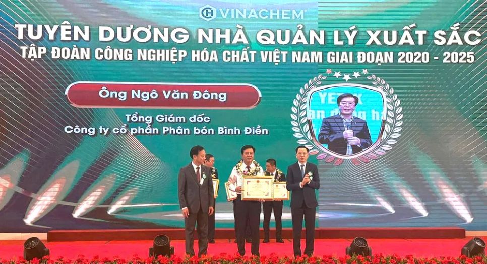 Ông Ngô Văn Đông - TGĐ Cty CPPB Bình Điền - được vinh danh là Nhà quản lý xuất sắc Tập đoàn Công nghiệp Hóa chất Việt Nam giai đoạn 2020-2025. Ông Ngô Văn Đông - TGĐ Cty CPPB Bình Điền - được vinh danh là Nhà quản lý xuất sắc Tập đoàn Công nghiệp Hóa chất Việt Nam giai đoạn 2020-2025.