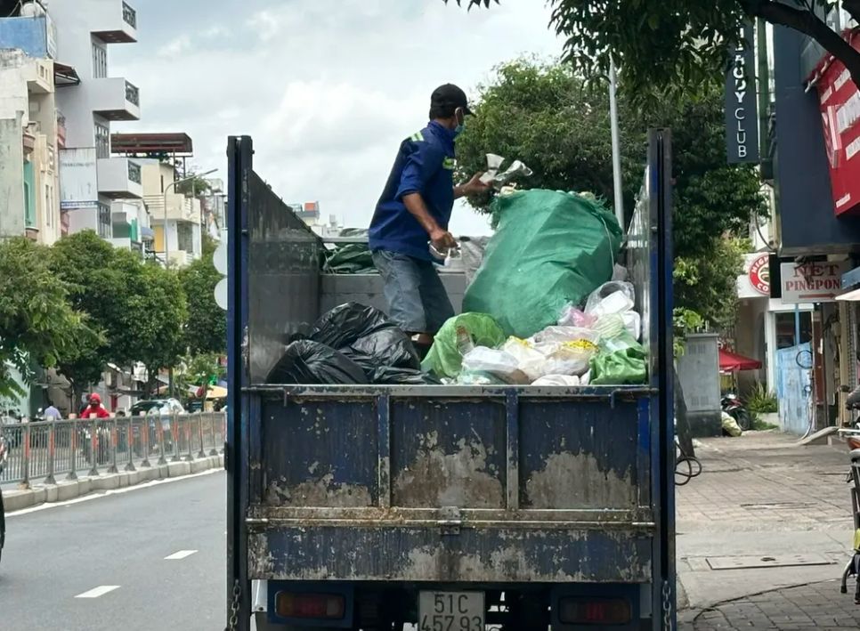 Đơn vị thu gom rác thải sinh hoạt đang gom rác trên đường Nguyễn Thái Sơn, quận Gò Vấp. Ảnh: THANH HIỀN Đơn vị thu gom rác thải sinh hoạt đang gom rác trên đường Nguyễn Thái Sơn, quận Gò Vấp. Ảnh: THANH HIỀN