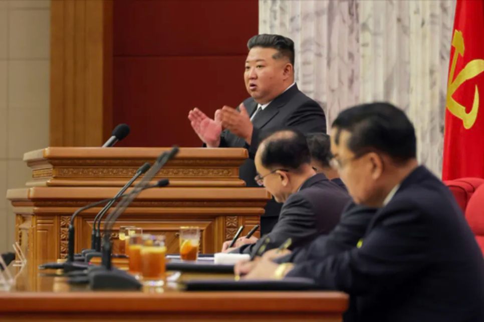 Bức ảnh này cho thấy nhà lãnh đạo Triều Tiên Kim Jong-un đang chủ trì phiên họp toàn thể lần thứ 12 của Ban Chấp hành Trung ương Đảng Lao động Triều Tiên khóa VIII. Ảnh : Korea Joongang Daily Bức ảnh này cho thấy nhà lãnh đạo Triều Tiên Kim Jong-un đang chủ trì phiên họp toàn thể lần thứ 12 của Ban Chấp hành Trung ương Đảng Lao động Triều Tiên khóa VIII. Ảnh : Korea Joongang Daily