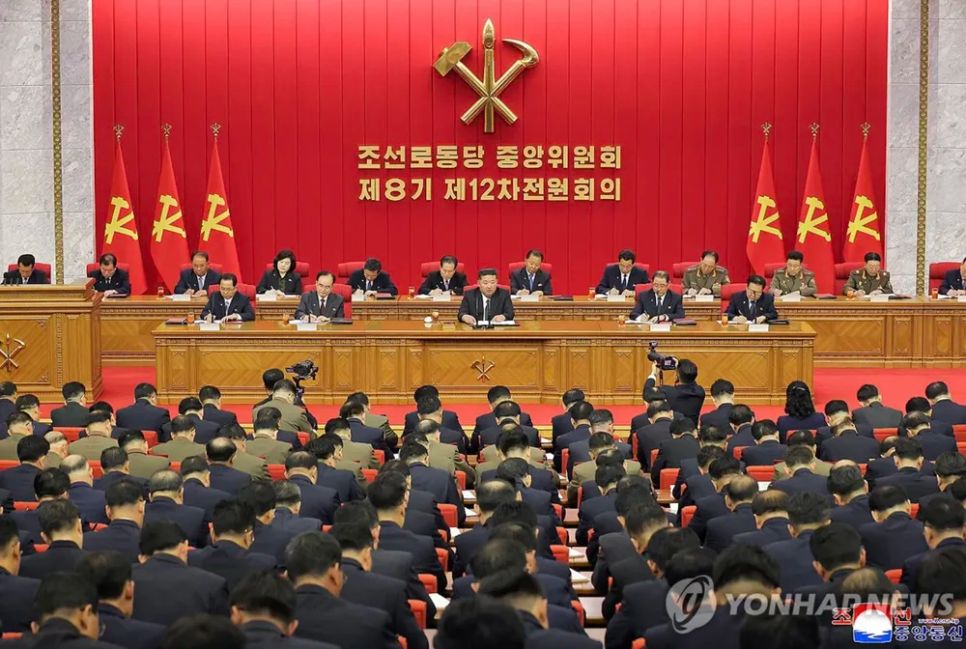 Toàn cảnh phiên họp do KCNA công bố vào ngày 24 - 6. China Daily đăng lại Toàn cảnh phiên họp do KCNA công bố vào ngày 24 - 6. China Daily đăng lại