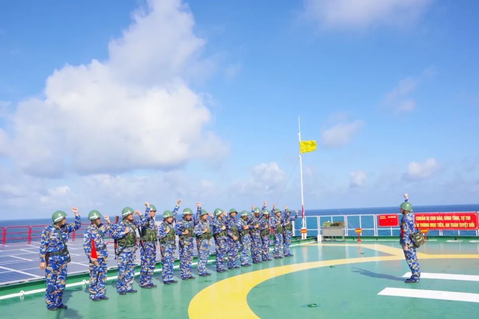 Cán bộ, chiến sĩ nhà giàn DK1 quyết tâm hoàn thành xuất sắc nội dung bắn đạn thật năm 2025. Ảnh: NHƯ THÀNH Cán bộ, chiến sĩ nhà giàn DK1 quyết tâm hoàn thành xuất sắc nội dung bắn đạn thật năm 2025. Ảnh: NHƯ THÀNH