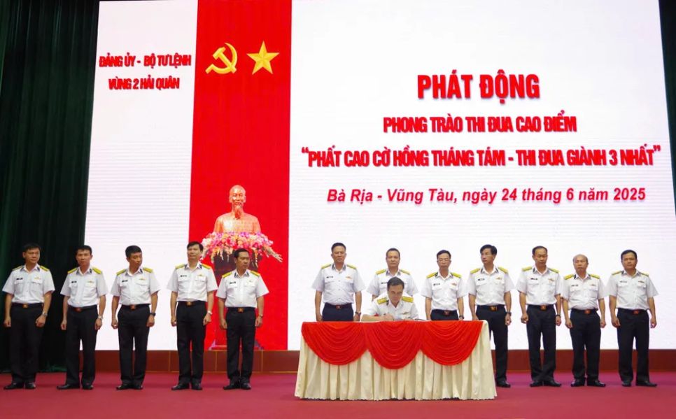 Thủ trưởng Bộ Tư lệnh Vùng chứng kiến các cơ quan, đơn vị ký kết giao ước thi đua Thủ trưởng Bộ Tư lệnh Vùng chứng kiến các cơ quan, đơn vị ký kết giao ước thi đua