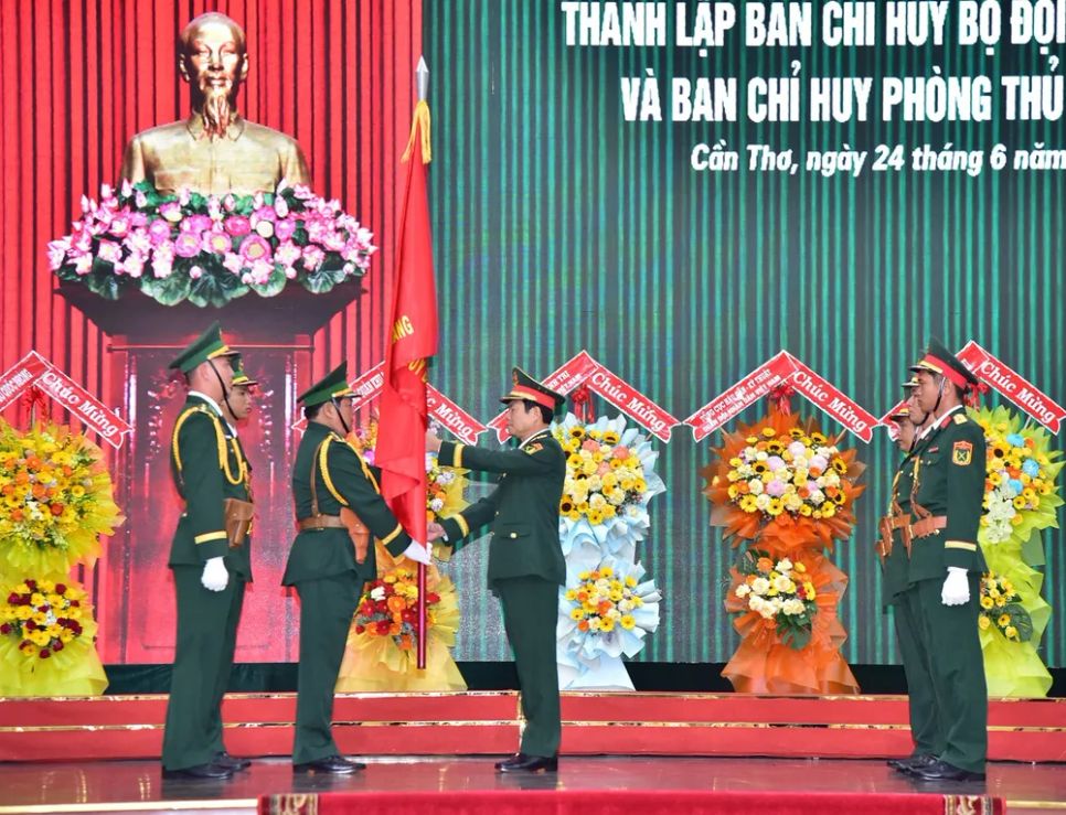 Đại tướng Nguyễn Tân Cương trao Quân kỳ Quyết thắng cho Ban chỉ huy BĐBP các tỉnh, thành Đại tướng Nguyễn Tân Cương trao Quân kỳ Quyết thắng cho Ban chỉ huy BĐBP các tỉnh, thành