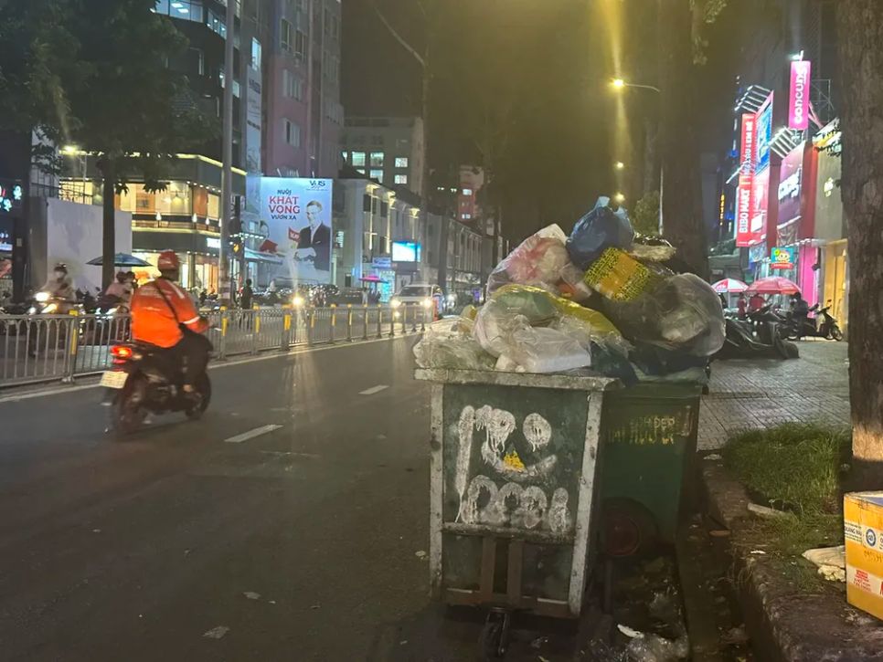 Rác thải sinh hoạt được tập kết trên đường Nguyễn Thị Minh Khai, quận 3. Ảnh: THANH HIỀN Rác thải sinh hoạt được tập kết trên đường Nguyễn Thị Minh Khai, quận 3. Ảnh: THANH HIỀN