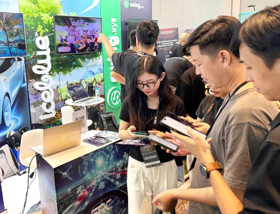 Các bạn trẻ chia sẻ thông tin, nhận tiền mã hóa tại một sự kiện về Blockchain diễn ra tại TPHCM. Ảnh: TẤN BA Các bạn trẻ chia sẻ thông tin, nhận tiền mã hóa tại một sự kiện về Blockchain diễn ra tại TPHCM. Ảnh: TẤN BA
