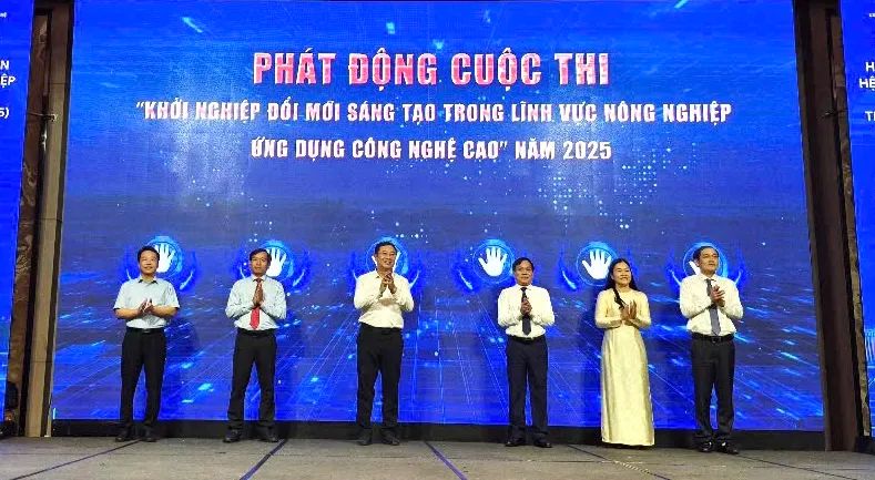Ban tổ chức nhấn nút phát động cuộc thi Ban tổ chức nhấn nút phát động cuộc thi