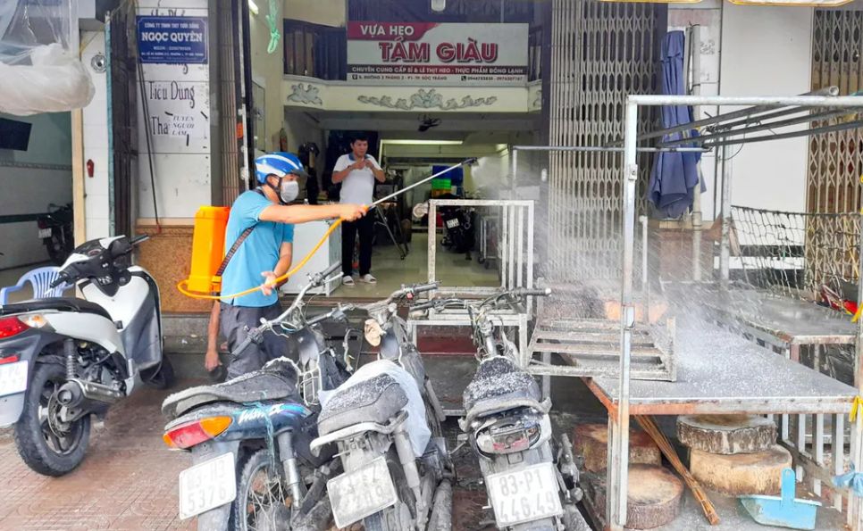 Lực lượng chức năng tỉnh Sóc Trăng tổ chức phun khử khuẩn tại các vựa mua bán, giết mổ Lực lượng chức năng tỉnh Sóc Trăng tổ chức phun khử khuẩn tại các vựa mua bán, giết mổ