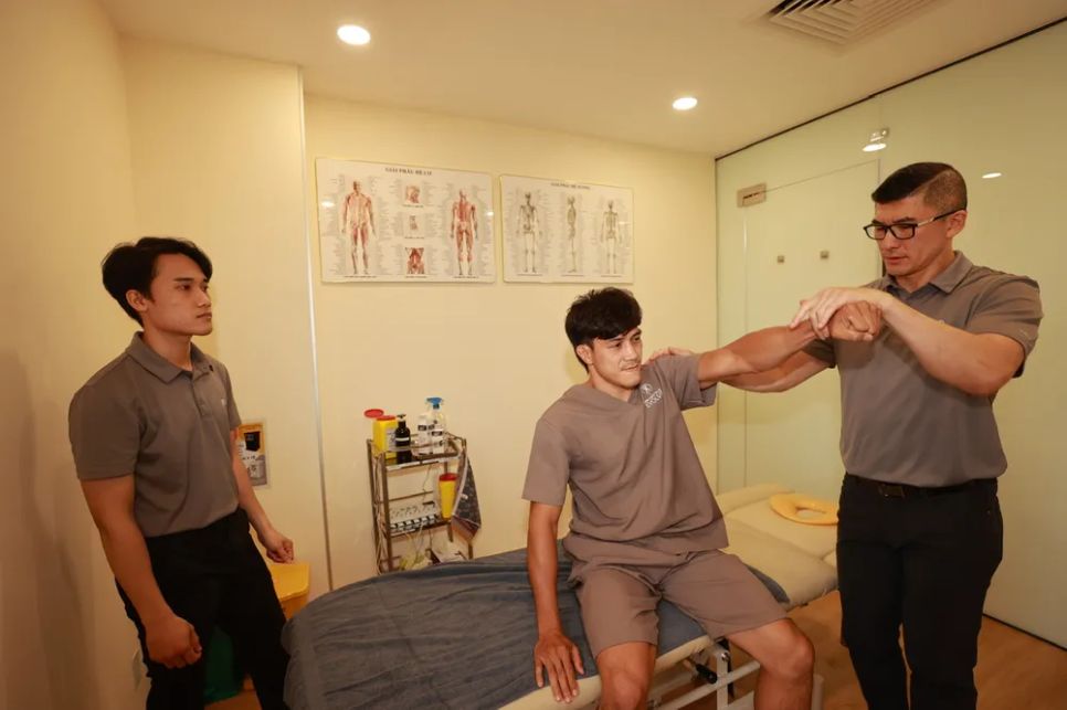 Chuyên gia Ben Duong trị liệu cánh tay cho võ sĩ Nguyễn Trần Duy Nhất. Ảnh: DŨNG PHƯƠNG Chuyên gia Ben Duong trị liệu cánh tay cho võ sĩ Nguyễn Trần Duy Nhất. Ảnh: DŨNG PHƯƠNG
