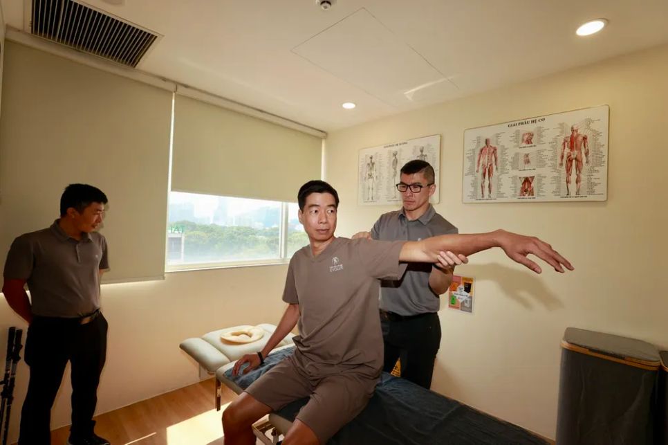 Tay vợt á qquan châu Á môn pickleball Vũ Thanh Dương được chuyên gia Ben Duong điều trị cánh tay thuận. Ảnh: DŨNG PHƯƠNG Tay vợt á qquan châu Á môn pickleball Vũ Thanh Dương được chuyên gia Ben Duong điều trị cánh tay thuận. Ảnh: DŨNG PHƯƠNG