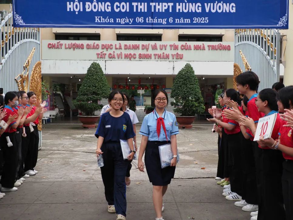 Thí sinh tham gia kỳ thi tuyển sinh lớp 10 công lập năm học 2025-2026 tại TPHCM Thí sinh tham gia kỳ thi tuyển sinh lớp 10 công lập năm học 2025-2026 tại TPHCM
