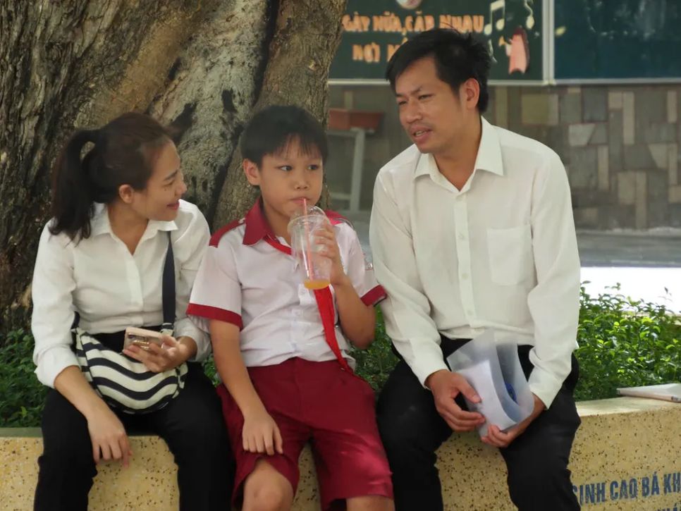 Cả nhà bên nhau tại điểm thi THCS-THPT Trần Đại Nghĩa Cả nhà bên nhau tại điểm thi THCS-THPT Trần Đại Nghĩa