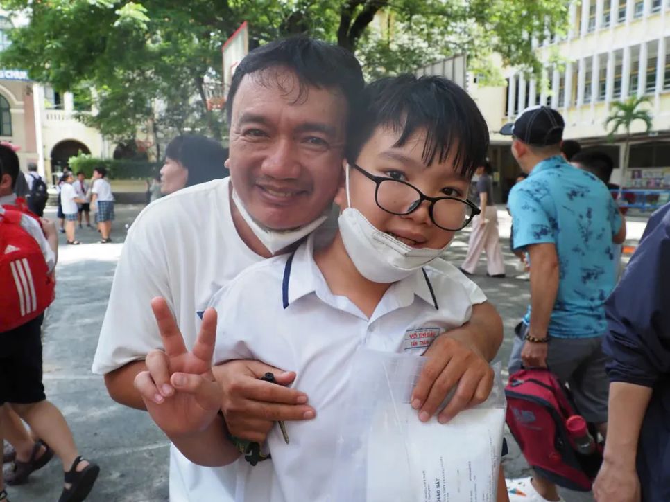 Hai cha con ôm nhau mừng rỡ sau khi hoàn thành bài khảo sát Hai cha con ôm nhau mừng rỡ sau khi hoàn thành bài khảo sát