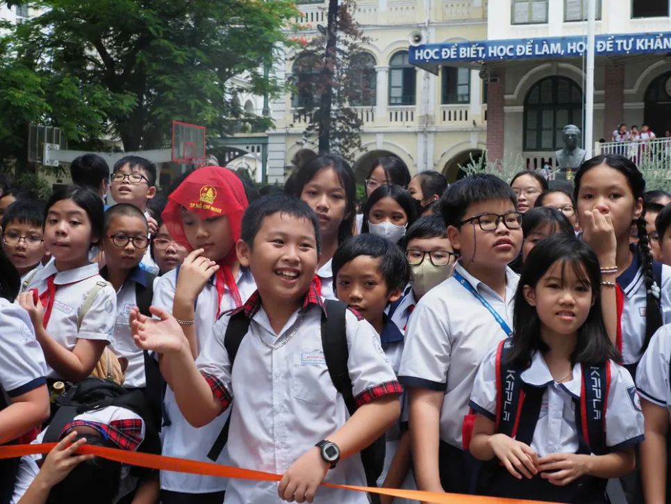 Thí sinh phấn khởi sau khi kết thúc giờ làm bài khảo sát Thí sinh phấn khởi sau khi kết thúc giờ làm bài khảo sát