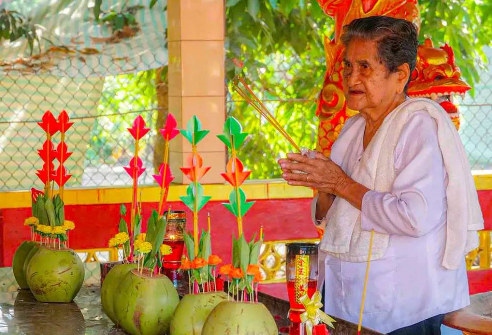 Bình bông làm bằng trái dừa, lễ vật chính trong lễ hội Thắk Côn Bình bông làm bằng trái dừa, lễ vật chính trong lễ hội Thắk Côn