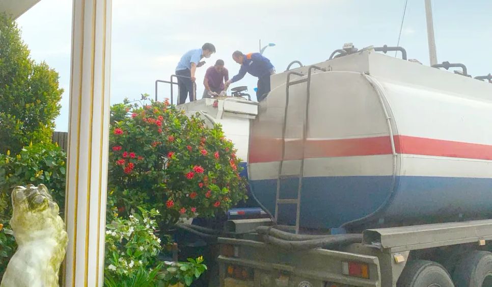 Lực lượng chức năng đang kiểm tra, giám định chất lỏng 2 xe tải bị tạm giữ. Ảnh: Chi cục QLTT Bình Định Lực lượng chức năng đang kiểm tra, giám định chất lỏng 2 xe tải bị tạm giữ. Ảnh: Chi cục QLTT Bình Định