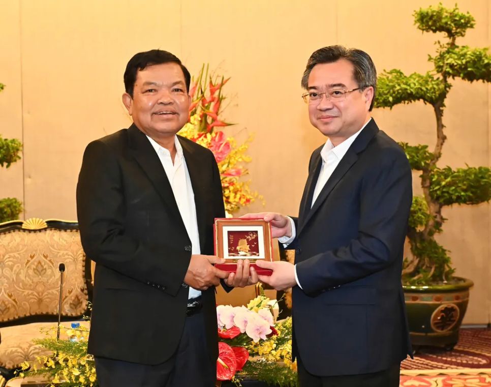 Phó Bí thư Thường trực Thành ủy TPHCM Nguyễn Thanh Nghị tặng quà lưu niệm đến Phó Bí thư, Trưởng Ban Tổ chức tỉnh Champasak Sananh Siphaphommachanh. Ảnh: VIỆT DŨNG Phó Bí thư Thường trực Thành ủy TPHCM Nguyễn Thanh Nghị tặng quà lưu niệm đến Phó Bí thư, Trưởng Ban Tổ chức tỉnh Champasak Sananh Siphaphommachanh. Ảnh: VIỆT DŨNG