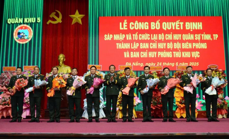 Thượng tướng Phạm Hoài Nam, Thứ trưởng Bộ Quốc phòng tặng hoa Bộ CHQS các tỉnh, thành phố và các Ban <span style=
