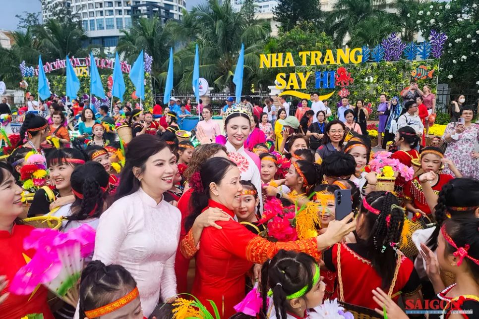 Á Hậu 2 - Hoa hậu Biển Đảo Việt Nam 2025 Nguyễn Tường Vy giao lưu với người dân trong khuôn khổ lễ hội. Ảnh: HIẾU GIANG Á Hậu 2 - Hoa hậu Biển Đảo Việt Nam 2025 Nguyễn Tường Vy giao lưu với người dân trong khuôn khổ lễ hội. Ảnh: HIẾU GIANG