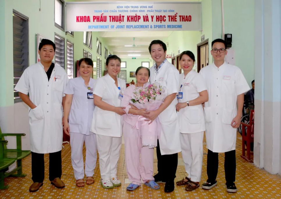 Bà P.T.X., trú tại phường An Cựu, TP Huế, có tiền sử thay khớp háng nhân tạo cách đây 17 năm và từng phẫu thuật lại do lỏng khớp một năm trước Bà P.T.X., trú tại phường An Cựu, TP Huế, có tiền sử thay khớp háng nhân tạo cách đây 17 năm và từng phẫu thuật lại do lỏng khớp một năm trước