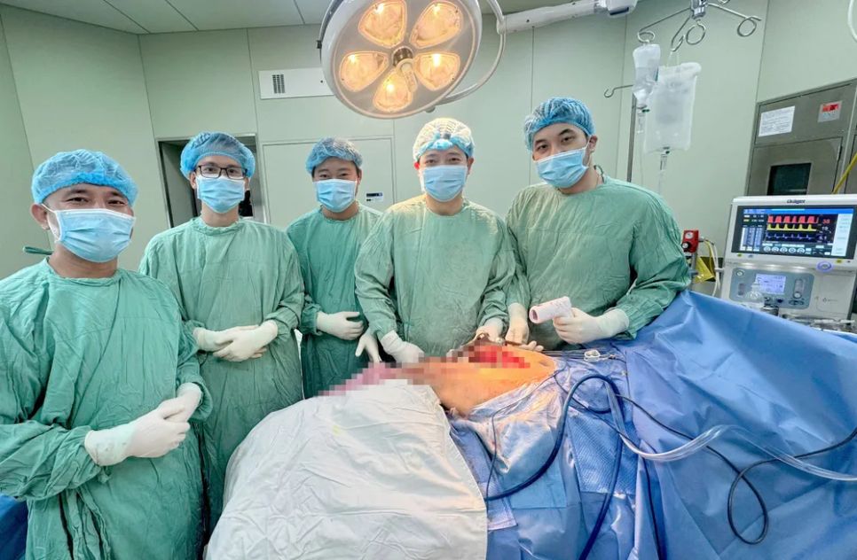 Lần đầu ở miền Trung - Tây Nguyên thay khớp háng và xương đùi bằng Megaprosthesis Lần đầu ở miền Trung - Tây Nguyên thay khớp háng và xương đùi bằng Megaprosthesis