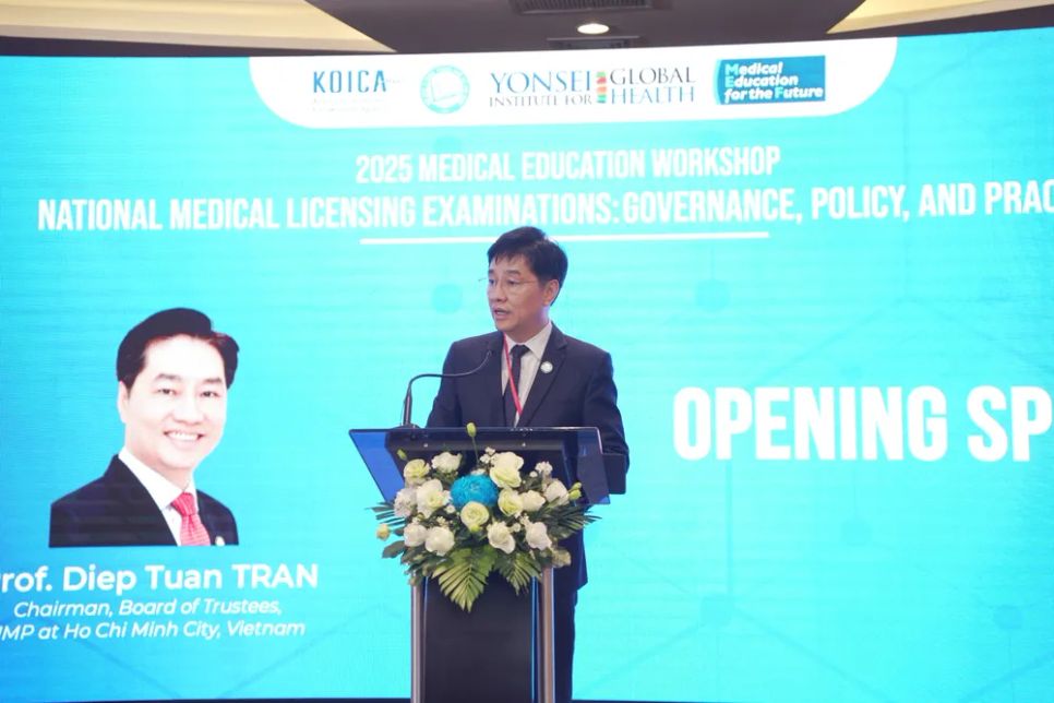 GS-TS Trần Diệp Tuấn phát biểu tại hội nghị GS-TS Trần Diệp Tuấn phát biểu tại hội nghị