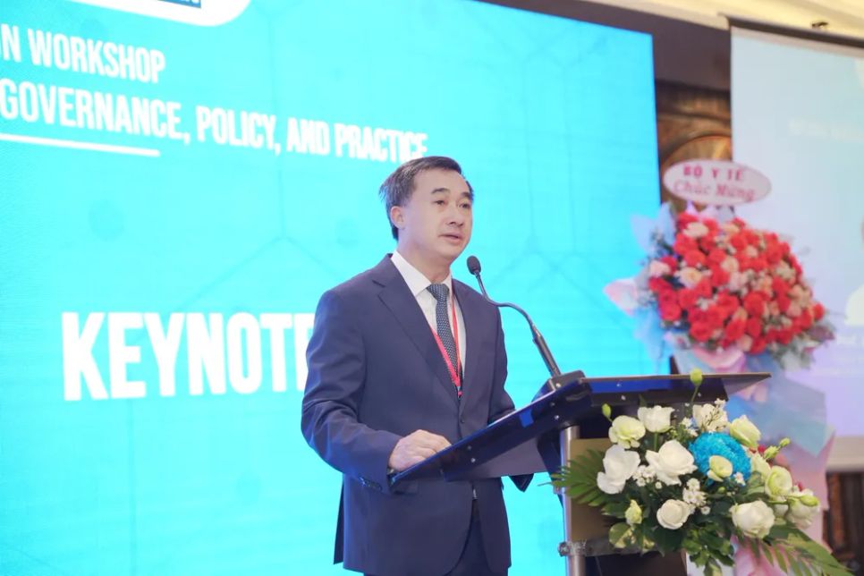 Thứ trưởng Bộ Y tế Trần Văn Thuấn phát biểu tại hội nghị Thứ trưởng Bộ Y tế Trần Văn Thuấn phát biểu tại hội nghị