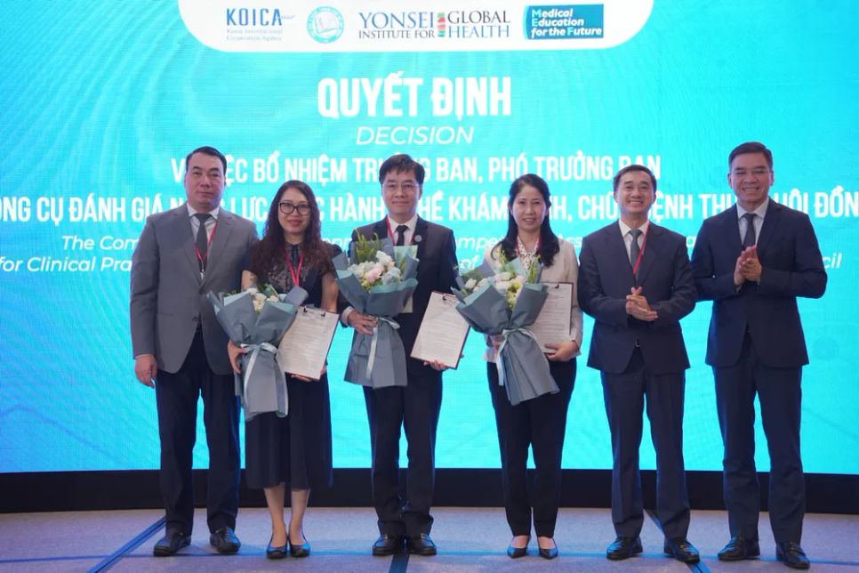 Thứ trưởng Bộ Y tế Trần Văn Thuấn trao quyết định bổ nhiệm nhân sự xây dựng bộ công cụ đánh giá năng lực thực hành nghề khám chữa bệnh thuộc Hội đồng y khoa Quốc gia Thứ trưởng Bộ Y tế Trần Văn Thuấn trao quyết định bổ nhiệm nhân sự xây dựng bộ công cụ đánh giá năng lực thực hành nghề khám chữa bệnh thuộc Hội đồng y khoa Quốc gia