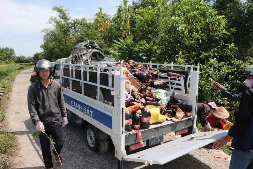 Lực lượng chức năng thu gom số nước mắm bị vứt bỏ ven đường về phục vụ điều tra Lực lượng chức năng thu gom số nước mắm bị vứt bỏ ven đường về phục vụ điều tra