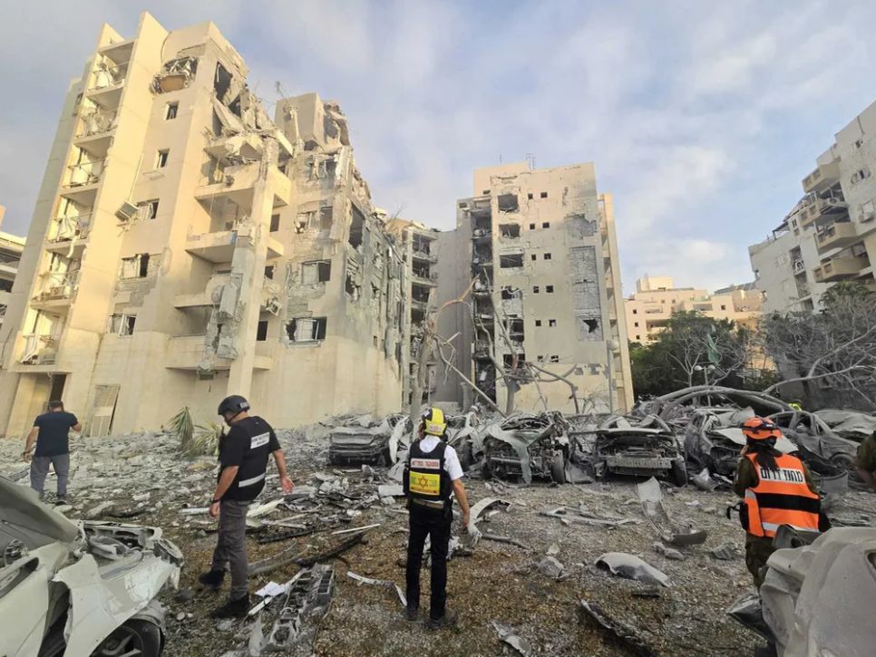 Một tòa nhà tại TP Be'er Sheva (Israel) bị trúng tên lửa của Iran ngày 24-6. Ảnh: MAGEN DAVID ADOM Một tòa nhà tại TP Be'er Sheva (Israel) bị trúng tên lửa của Iran ngày 24-6. Ảnh: MAGEN DAVID ADOM