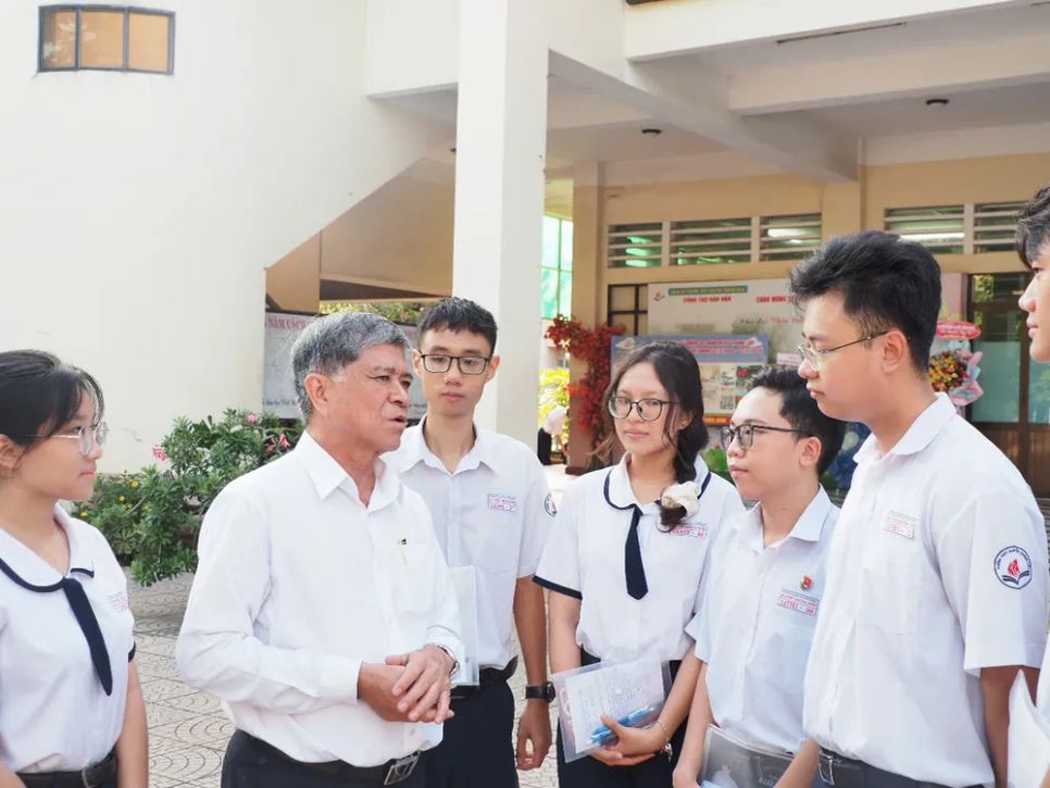 Giám đốc Sở GD-ĐT TPHCM Nguyễn Văn Hiếu động viên học sinh lớp 12, Trường THPT Nguyễn Thượng Hiền (quận Tân Bình) trước khi bước vào kỳ thi tốt nghiệp THPT Giám đốc Sở GD-ĐT TPHCM Nguyễn Văn Hiếu động viên học sinh lớp 12, Trường THPT Nguyễn Thượng Hiền (quận Tân Bình) trước khi bước vào kỳ thi tốt nghiệp THPT