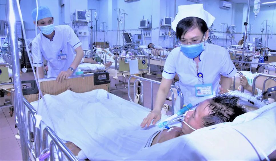 Điều dưỡng Khoa Hồi sức cấp cứu - Chống độc Bệnh viện Phạm Ngọc Thạch (TPHCM) chăm sóc người bệnh Điều dưỡng Khoa Hồi sức cấp cứu - Chống độc Bệnh viện Phạm Ngọc Thạch (TPHCM) chăm sóc người bệnh