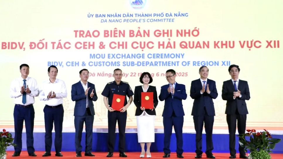Đại diện BIDV và Công ty TNHH Dịch vụ Tin học CEH cùng trao biên bản ghi nhớ hợp tác xây dựng hệ thống giám sát hải quan thông minh với Chi cục Hải quan khu vực 12 Đại diện BIDV và Công ty TNHH Dịch vụ Tin học CEH cùng trao biên bản ghi nhớ hợp tác xây dựng hệ thống giám sát hải quan thông minh với Chi cục Hải quan khu vực 12