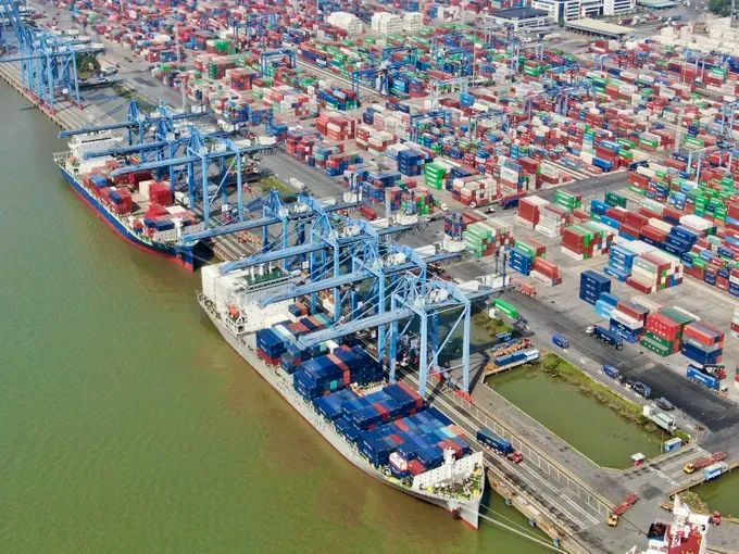 Container hàng hóa xuất khẩu được xếp lên tàu tại cảng Cát Lái (TPHCM). Ảnh: HOÀNG HÙNG Container hàng hóa xuất khẩu được xếp lên tàu tại cảng Cát Lái (TPHCM). Ảnh: HOÀNG HÙNG