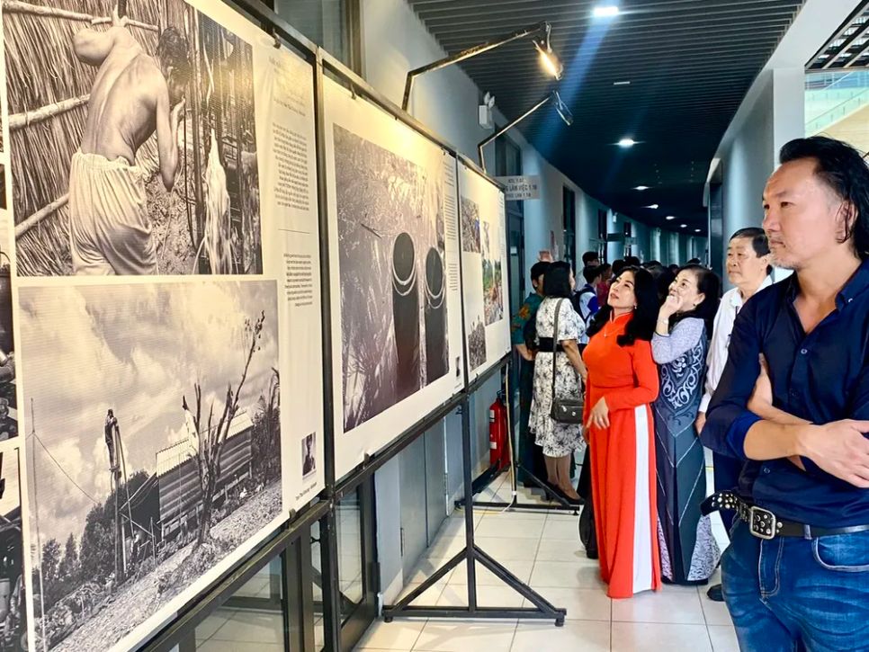 Các đại biểu tham quan triễn lãm Các đại biểu tham quan triễn lãm