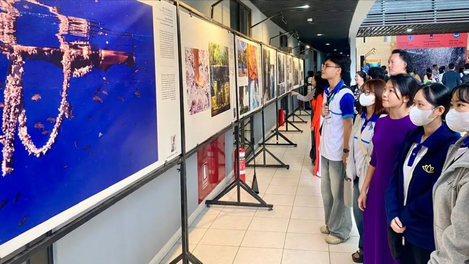 Rất đông sinh viên Trường Đại học Cần Thơ đến tham quan triển lãm Rất đông sinh viên Trường Đại học Cần Thơ đến tham quan triển lãm