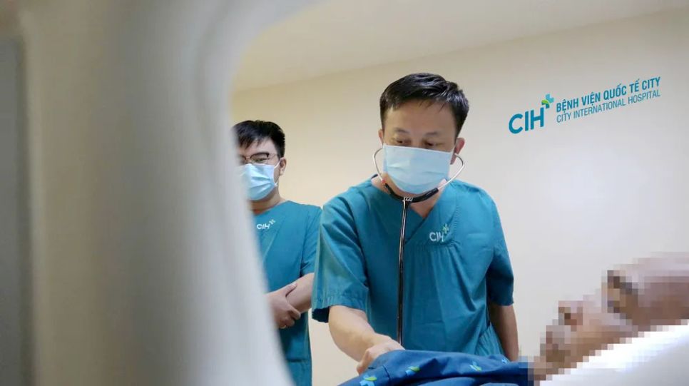 Bác sĩ đang thăm khám cho người bệnh Bác sĩ đang thăm khám cho người bệnh