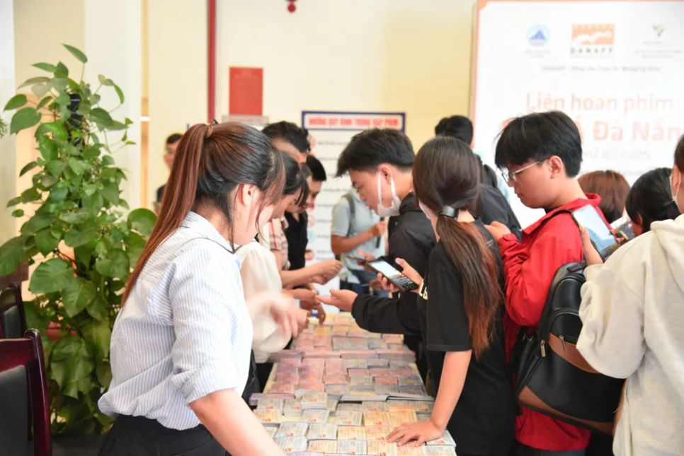 Thành phố phát hành hơn 20.000 vé xem các phim miễn phí đến tay người dân. Ảnh: XUÂN QUỲNH Thành phố phát hành hơn 20.000 vé xem các phim miễn phí đến tay người dân. Ảnh: XUÂN QUỲNH