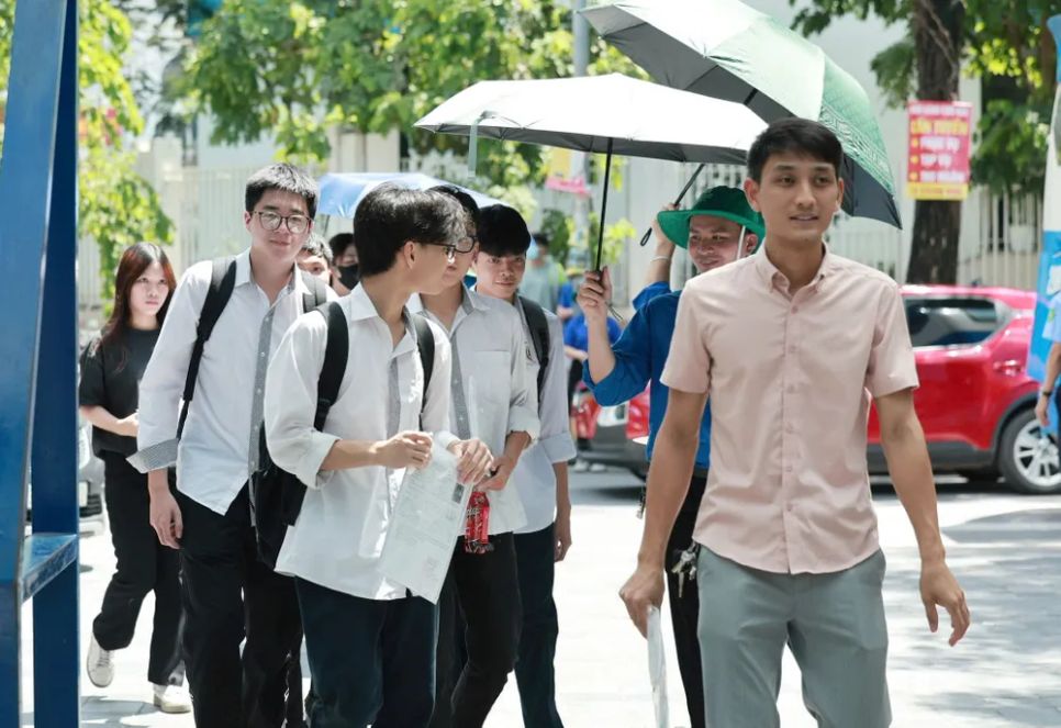 Thí sinh đến làm thủ tục dự Kỳ thi tốt nghiệp THPT năm 2025 tại điểm trường THPT Lương Thế Vinh, quận Cầu Giấy, Hà Nội, chiều 25-6. Ảnh: VIẾT CHUNG Thí sinh đến làm thủ tục dự Kỳ thi tốt nghiệp THPT năm 2025 tại điểm trường THPT Lương Thế Vinh, quận Cầu Giấy, Hà Nội, chiều 25-6. Ảnh: VIẾT CHUNG
