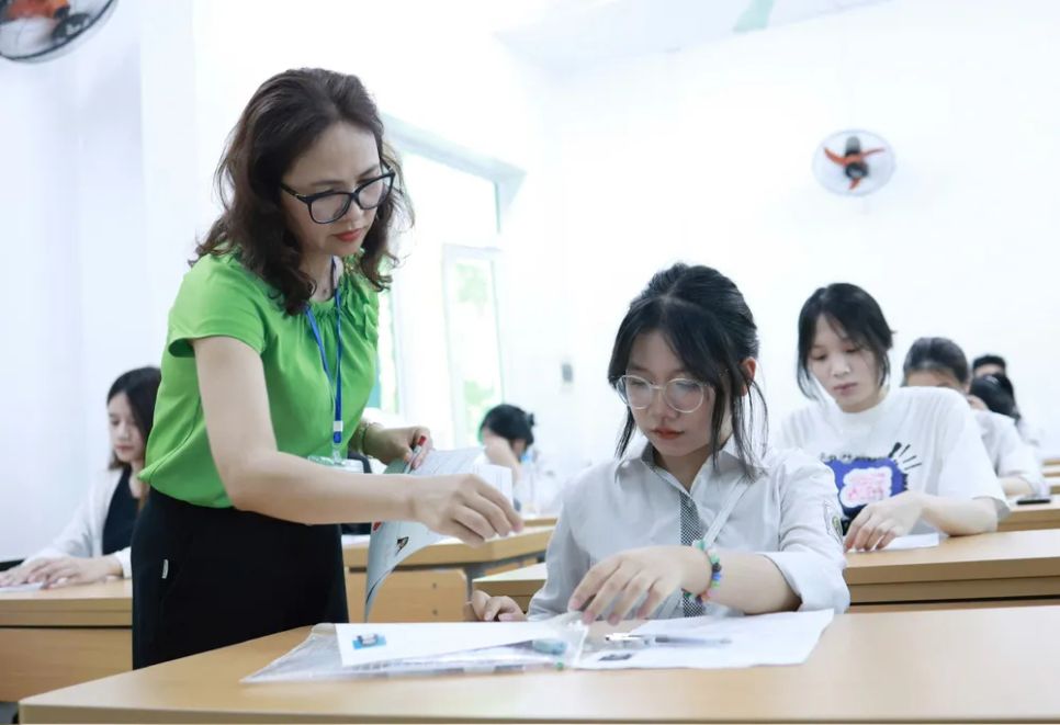 Thí sinh làm thủ tục dự Kỳ thi tốt nghiệp THPT năm 2025 tại điểm trường THPT Lương Thế Vinh, quận Cầu Giấy, Hà Nội, chiều 25-6. Ảnh: VIẾT CHUNG Thí sinh làm thủ tục dự Kỳ thi tốt nghiệp THPT năm 2025 tại điểm trường THPT Lương Thế Vinh, quận Cầu Giấy, Hà Nội, chiều 25-6. Ảnh: VIẾT CHUNG