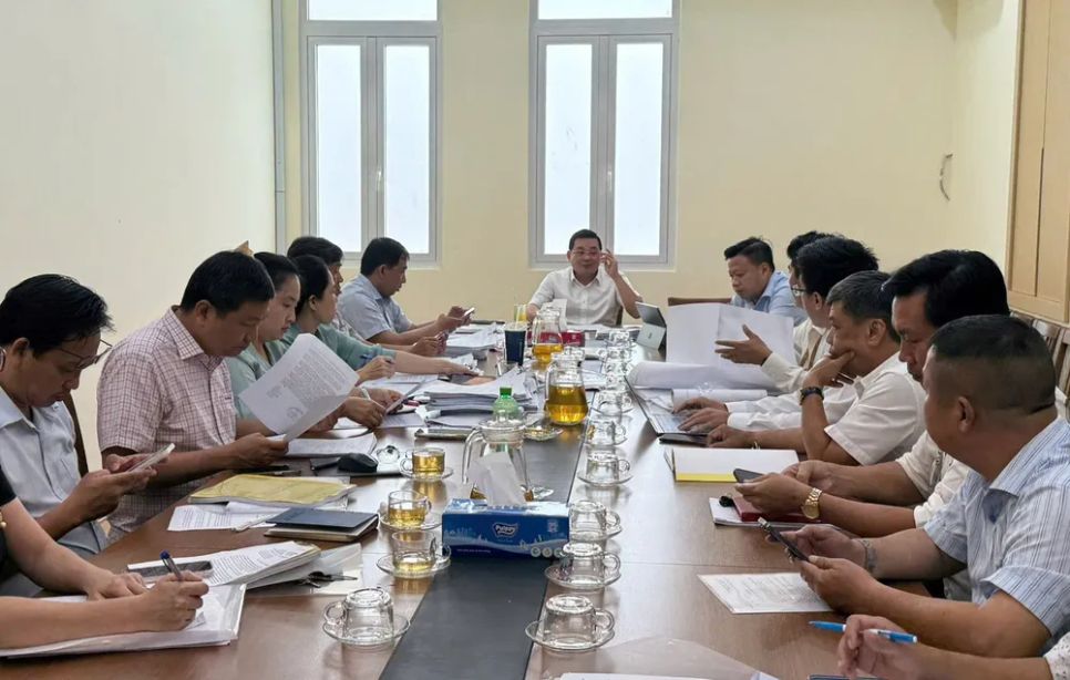Tại buổi làm việc ngày 25-6, Tổ Công tác 5013 đã tháo gỡ vướng mắc, cấp sổ hồng cho 5 dự án nhà ở thương mại. Ảnh: THANH HIỀN Tại buổi làm việc ngày 25-6, Tổ Công tác 5013 đã tháo gỡ vướng mắc, cấp sổ hồng cho 5 dự án nhà ở thương mại. Ảnh: THANH HIỀN