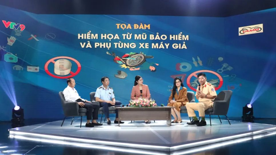 Các đại biểu chia sẻ tại tọa đàm Các đại biểu chia sẻ tại tọa đàm
