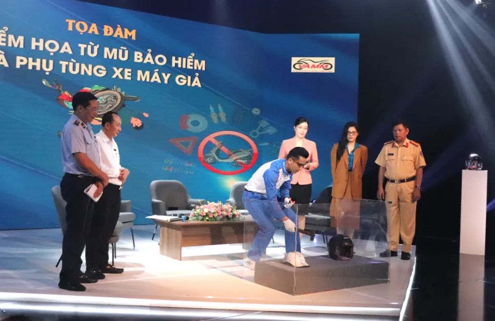 Thực hiện va chạm mạnh với nón bảo hiểm thật và giả tại tọa đàm Thực hiện va chạm mạnh với nón bảo hiểm thật và giả tại tọa đàm
